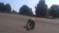 Пьяный боец ВСУ ползал по плацу во время концерта