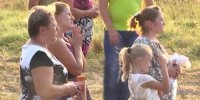 Жители села во Львовской области молятся на стеклопакет (ФОТО и ВИДЕО)
