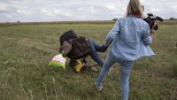 Сбитый с ног репортером в Венгрии беженец оказался боевиком Аль-Каиды
