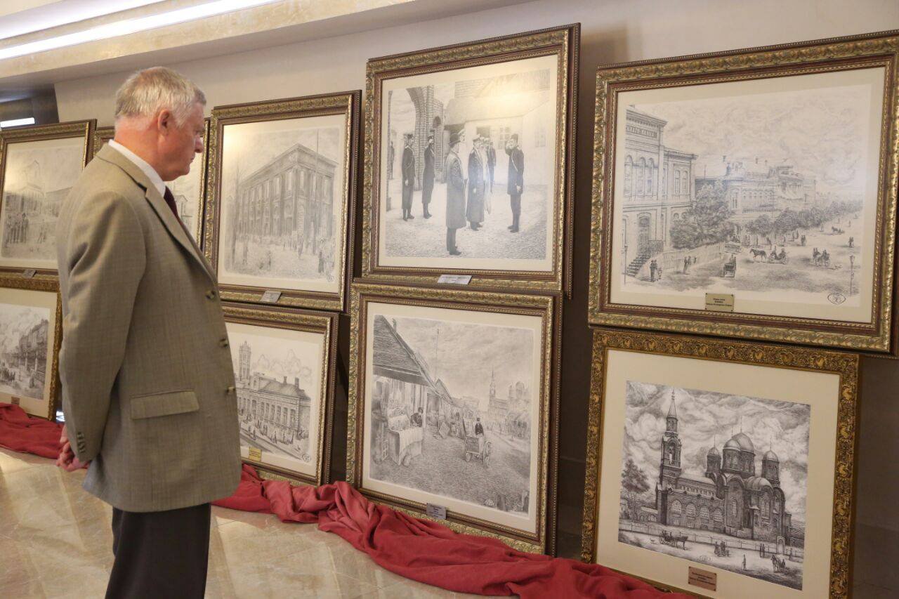 В день решения об использовании войск за границей в Совете Федерации открылась выставка о Новороссии В день решения об использовании войск за границей в Совете Федерации открылась выставка о Новороссии