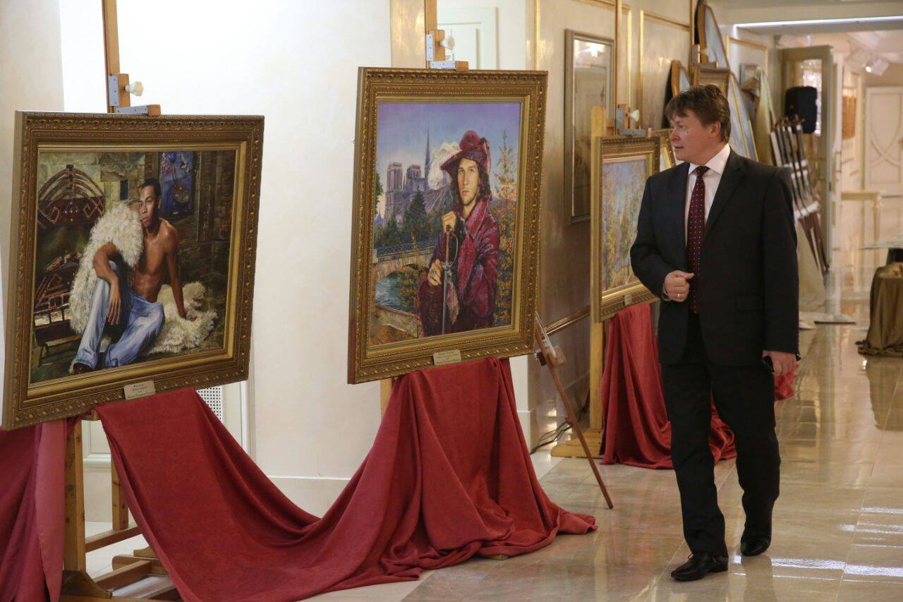 В день решения об использовании войск за границей в Совете Федерации открылась выставка о Новороссии В день решения об использовании войск за границей в Совете Федерации открылась выставка о Новороссии