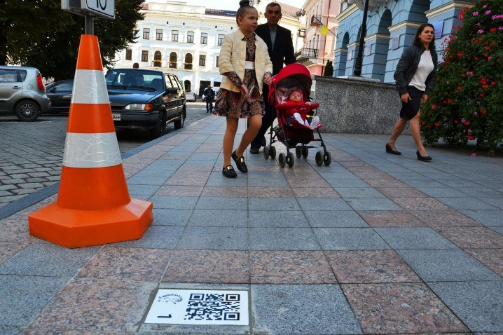 В Черновцах на улицах появились ежи-экскурсоводы В Черновцах на улицах появились ежи-экскурсоводы