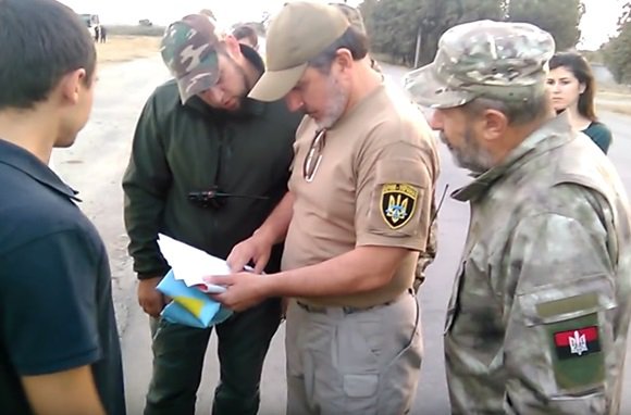 «Правый сектор» остановил на границе с Крымом грузовик с бронированным стеклом «для украинских пограничников» «Правый сектор» остановил на границе с Крымом грузовик с бронированным стеклом «для украинских пограничников»