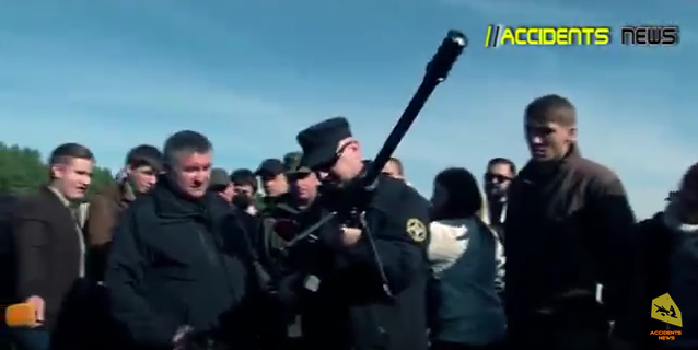 Турчинов проверил американскую винтовку Barret и другое вооружение