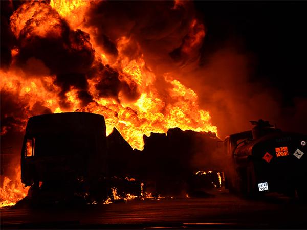 В Николаеве на заправке взорвался бензовоз В Николаеве на заправке взорвался бензовоз