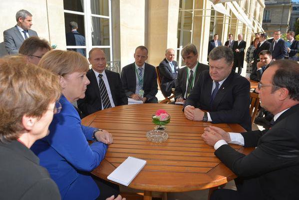 Порошенко, ты чего грустный такой? Взгрустнулось. А чего бледный? Порошенко, ты чего грустный такой? Взгрустнулось. А чего бледный?