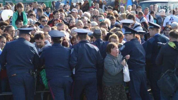 В Запорожье устроили давку за бесплатным тортом В Запорожье устроили давку за бесплатным тортом