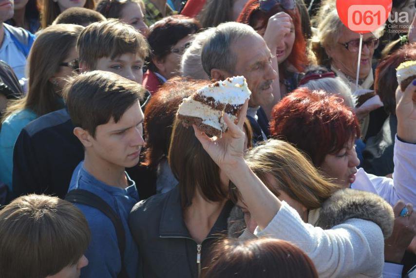 В Запорожье устроили давку за бесплатным тортом В Запорожье устроили давку за бесплатным тортом