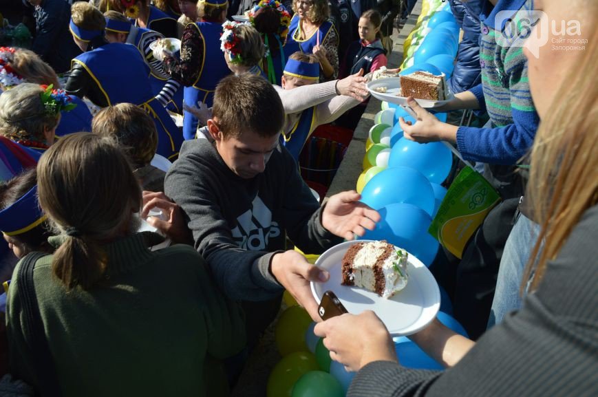 В Запорожье устроили давку за бесплатным тортом В Запорожье устроили давку за бесплатным тортом