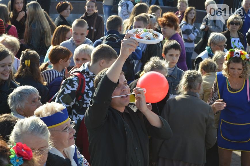 В Запорожье устроили давку за бесплатным тортом В Запорожье устроили давку за бесплатным тортом