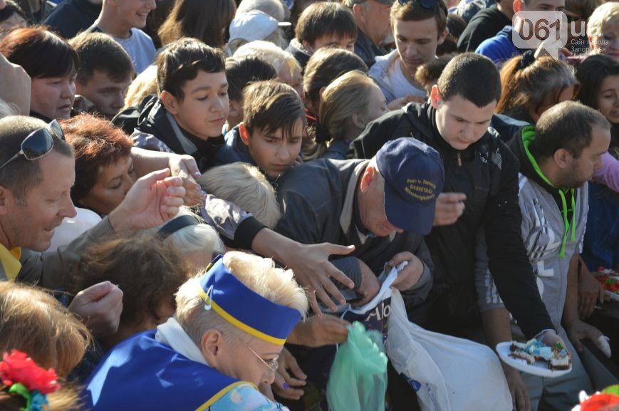 В Запорожье устроили давку за бесплатным тортом В Запорожье устроили давку за бесплатным тортом