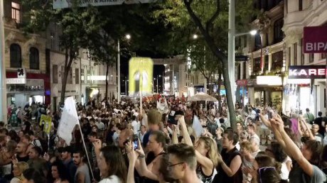 Десятки тысяч австрийцев провели в Вене марш солидарности с беженцами и против местных неофашистов Десятки тысяч австрийцев провели в Вене марш солидарности с беженцами и против местных неофашистов