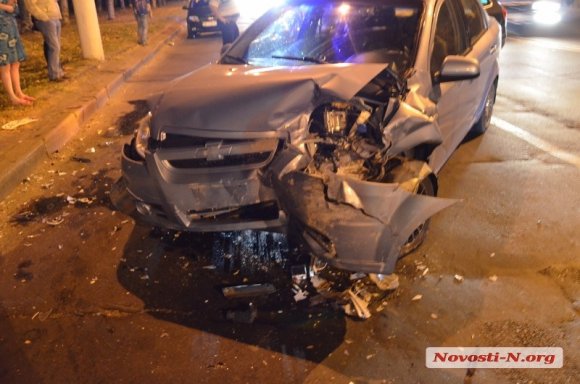 В Николаеве пьяный укрофашист протаранил авто с беременной В Николаеве пьяный укрофашист протаранил авто с беременной