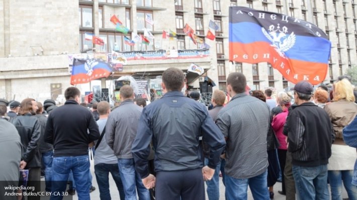 Власти ДНР: Никто не снимает флаги республики ради Минска Власти ДНР: Никто не снимает флаги республики ради Минска