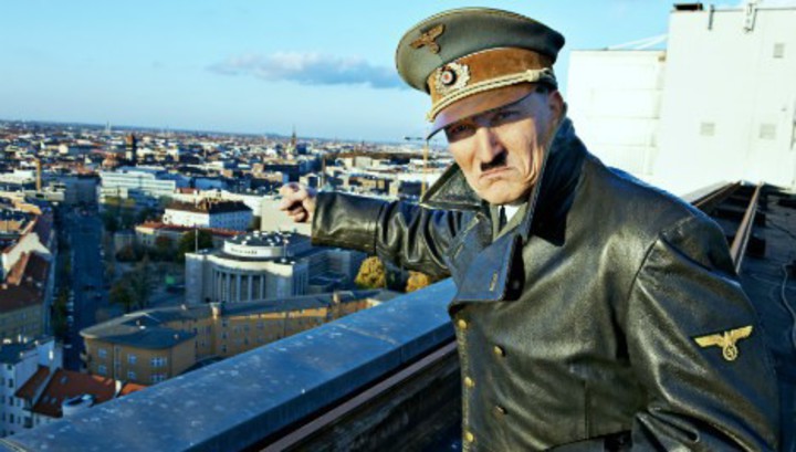 Актер в образе Гитлера месяц путешествовал по Германии Актер в образе Гитлера месяц путешествовал по Германии