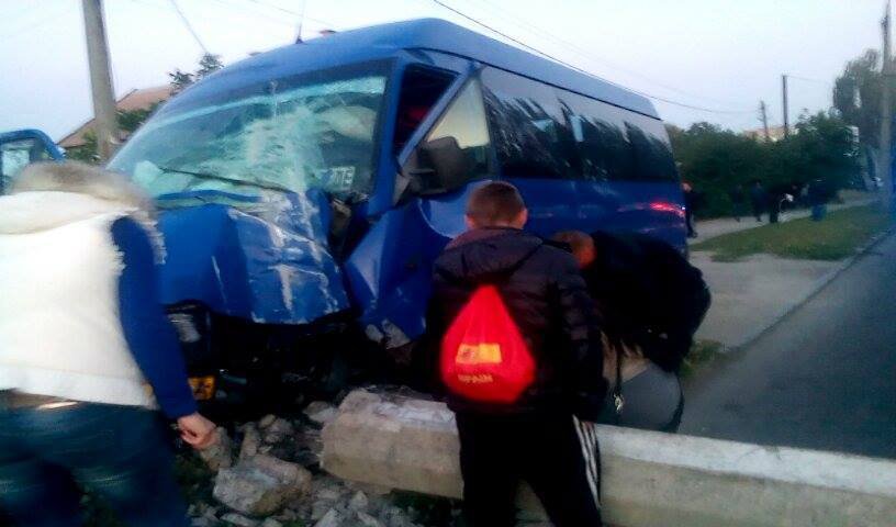 Украинские будни: Прохожие ограбили попавшего в аварию водителя маршрутки 