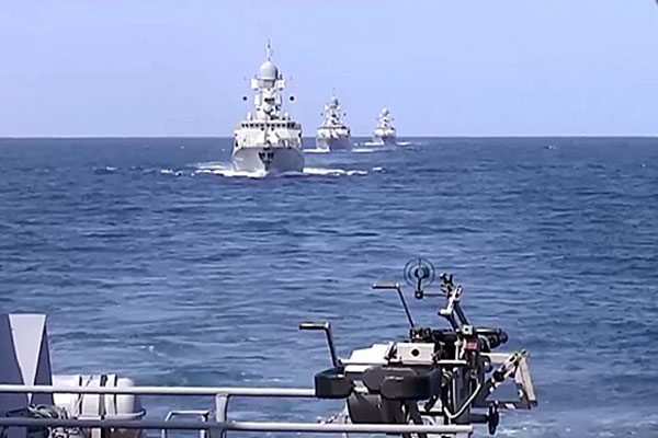 Ракетный комплекс "Калибр" выстрелил теперь и с подлодки на Северном флоте. Ракетный комплекс "Калибр" выстрелил теперь и с подлодки на Северном флоте.