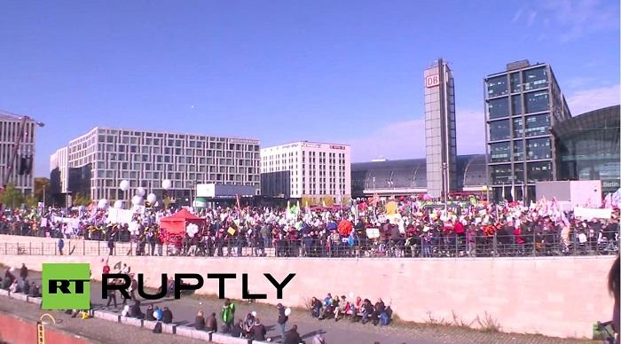 В Берлине на акцию против торгового соглашения ЕС и США вышли 250 тыс. человек В Берлине на акцию против торгового соглашения ЕС и США вышли 250 тыс. человек