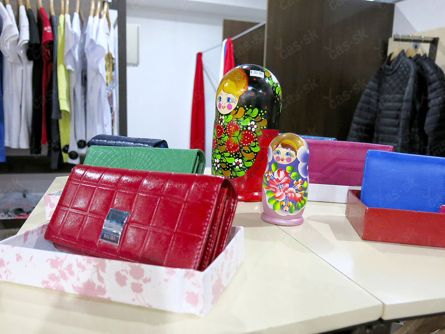 В Словакии «Магазин Москва» - молодёжь разметает футболки с Путиным В Словакии «Магазин Москва» - молодёжь разметает футболки с Путиным