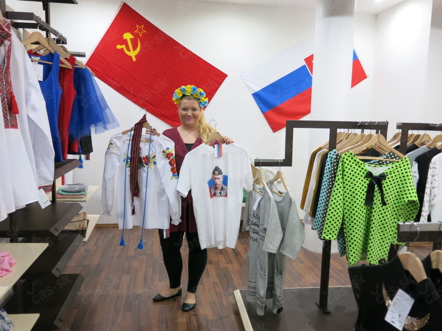 В Словакии «Магазин Москва» - молодёжь разметает футболки с Путиным В Словакии «Магазин Москва» - молодёжь разметает футболки с Путиным