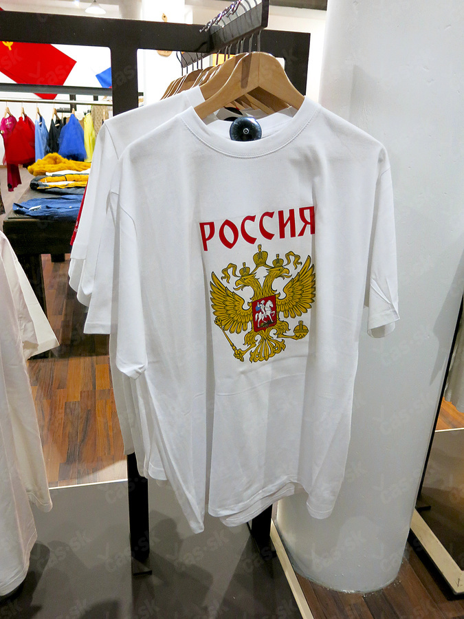 В Словакии «Магазин Москва» - молодёжь разметает футболки с Путиным В Словакии «Магазин Москва» - молодёжь разметает футболки с Путиным