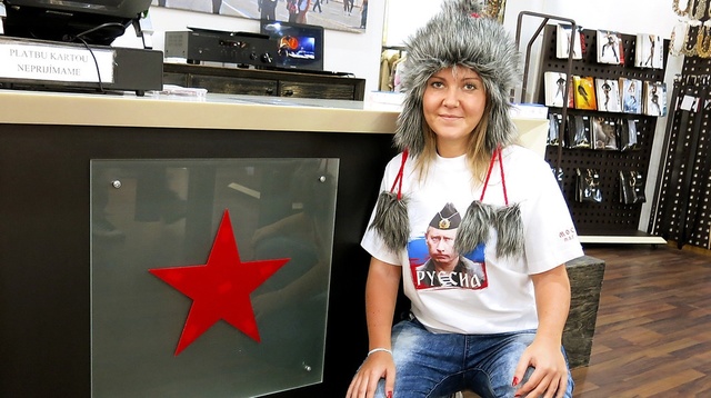 В Словакии «Магазин Москва» - молодёжь разметает футболки с Путиным В Словакии «Магазин Москва» - молодёжь разметает футболки с Путиным