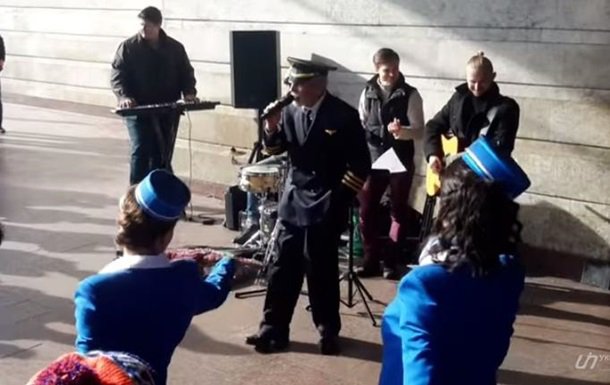 Вахтанг Кикабидзе выступил у входа в киевское метро Вахтанг Кикабидзе выступил у входа в киевское метро