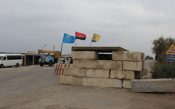 Правый сектор возвел фортификационное сооружение для "обороны от кремлевских оккупантов" Правый сектор возвел фортификационное сооружение для "обороны от кремлевских оккупантов"