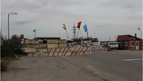 Правый сектор возвел фортификационное сооружение для "обороны от кремлевских оккупантов" Правый сектор возвел фортификационное сооружение для "обороны от кремлевских оккупантов"