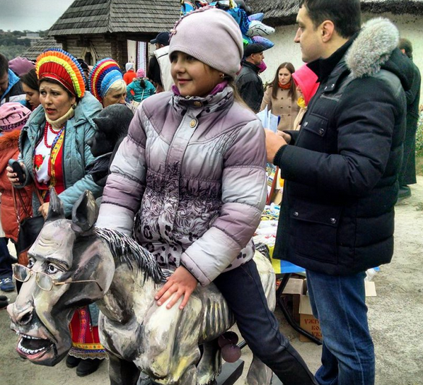 В Запорожье открыли «памятник» министру иностранных дел России Лаврову В Запорожье открыли «памятник» министру иностранных дел России Лаврову
