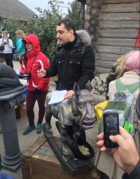 В Запорожье открыли «памятник» министру иностранных дел России Лаврову В Запорожье открыли «памятник» министру иностранных дел России Лаврову