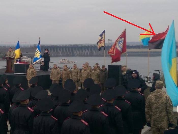 Флаг укропов над Кремлем — бандеровцы тренируются на макетах, но мечтают о настоящей Спасской башне