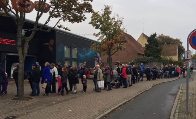 Их нравы. У датского зоопарка перед вскрытием льва скопилась очередь посетителей Их нравы. У датского зоопарка перед вскрытием льва скопилась очередь посетителей