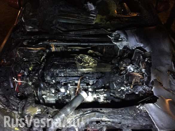 В Днепропетровске сожгли машину активиста «Самопомощи» В Днепропетровске сожгли машину активиста «Самопомощи»