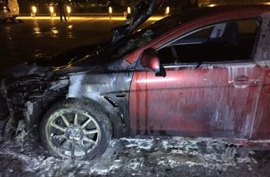 В Днепропетровске сожгли машину активиста «Самопомощи» В Днепропетровске сожгли машину активиста «Самопомощи»