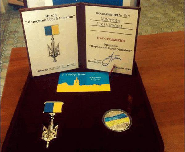 В Николаеве задержали оппозиционных активистов которые установили флаг Украины со свастикой В Николаеве задержали оппозиционных активистов которые установили флаг Украины со свастикой