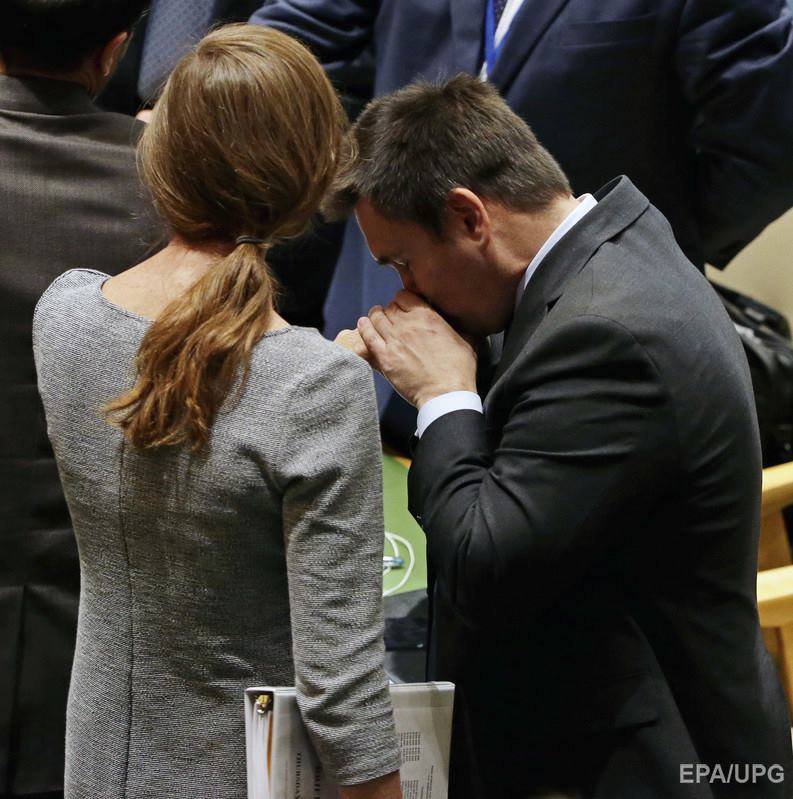 Тварь дрожащая перед белой госпожой – соцсети издеваются над Климкиным, лобызающим руки Пауэр