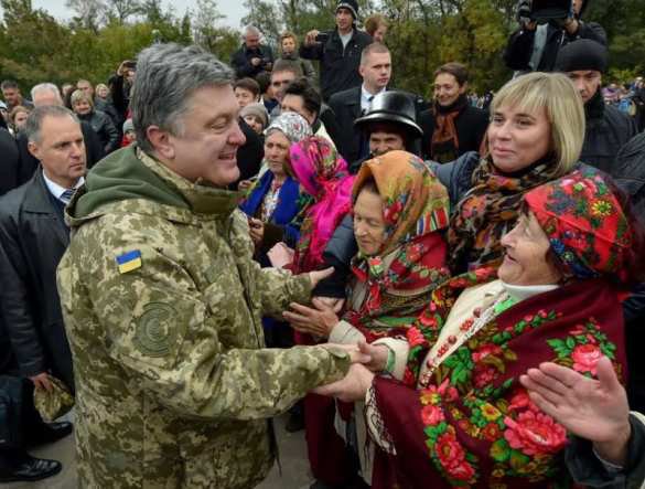 Политолог рассказал, как создают массовку из «благодарных украинцев» для Порошенко Политолог рассказал, как создают массовку из «благодарных украинцев» для Порошенко