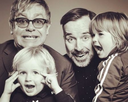 Ну, понеслось: «Путин — волшебный и очаровательный»: муж Элтона Джона стал поклонником российского лидера Ну, понеслось: «Путин — волшебный и очаровательный»: муж Элтона Джона стал поклонником российского лидера