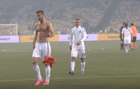 Футболист киевского Динамо выбросил футболку игрока донецкого Шахтёра Футболист киевского Динамо выбросил футболку игрока донецкого Шахтёра