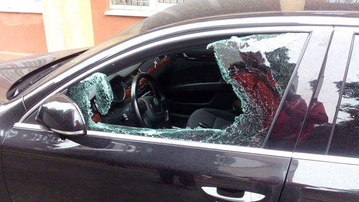 Во Львове на улице Петлюры ограбили авто Парасюка Во Львове на улице Петлюры ограбили авто Парасюка