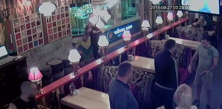 Украинцев шокировало видео, где убийцы бойца «АТО» избивают посетителей кафе в Киеве Украинцев шокировало видео, где убийцы бойца «АТО» избивают посетителей кафе в Киеве