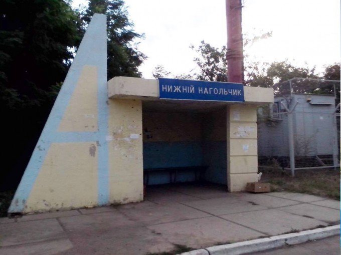 ЛНР ремонтирует остановки, заменяя украинские вывески ЛНР ремонтирует остановки, заменяя украинские вывески