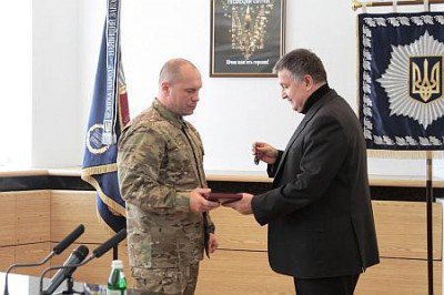 Порошенко наградил Киву за битву с галлюциногенными полчищами Люцифера Порошенко наградил Киву за битву с галлюциногенными полчищами Люцифера