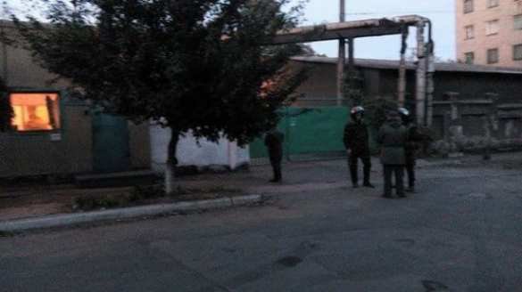 Предвыборная кампания: в Мариуполе протестующие штурмовали типографию с бюллетенями Предвыборная кампания: в Мариуполе протестующие штурмовали типографию с бюллетенями