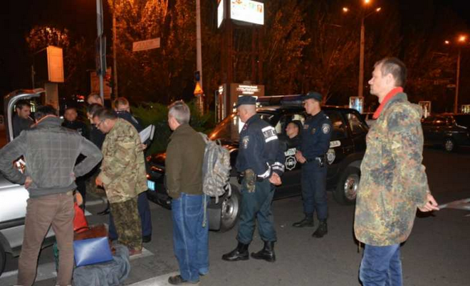 В Николаеве активисты заблокировали машину «Правого сектора», утверждая, что там оружие В Николаеве активисты заблокировали машину «Правого сектора», утверждая, что там оружие