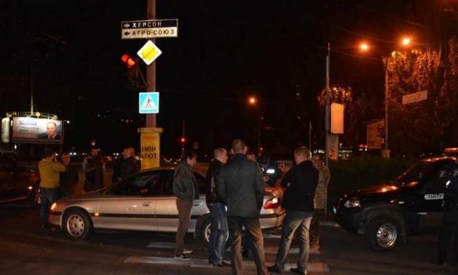 В Николаеве активисты заблокировали машину «Правого сектора», утверждая, что там оружие В Николаеве активисты заблокировали машину «Правого сектора», утверждая, что там оружие