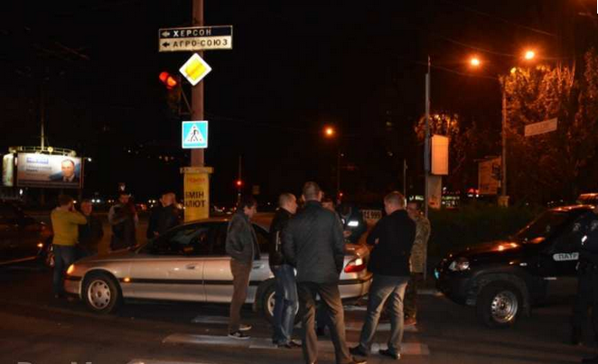 В Николаеве активисты заблокировали машину «Правого сектора», утверждая, что там оружие В Николаеве активисты заблокировали машину «Правого сектора», утверждая, что там оружие