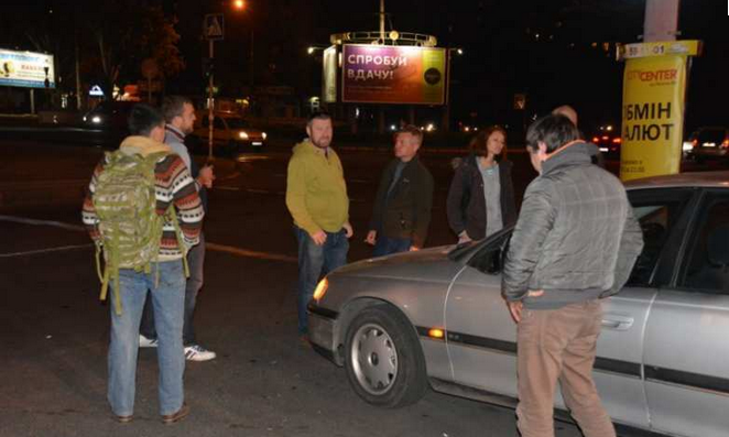 В Николаеве активисты заблокировали машину «Правого сектора», утверждая, что там оружие В Николаеве активисты заблокировали машину «Правого сектора», утверждая, что там оружие