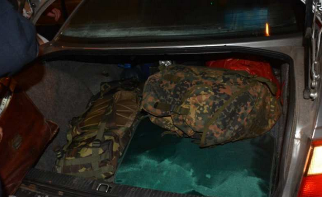 В Николаеве активисты заблокировали машину «Правого сектора», утверждая, что там оружие В Николаеве активисты заблокировали машину «Правого сектора», утверждая, что там оружие